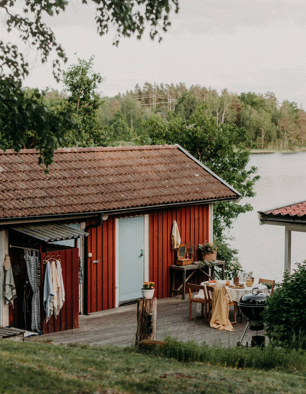 Kaunis kesäpäivä järvenrantakesäkodissa